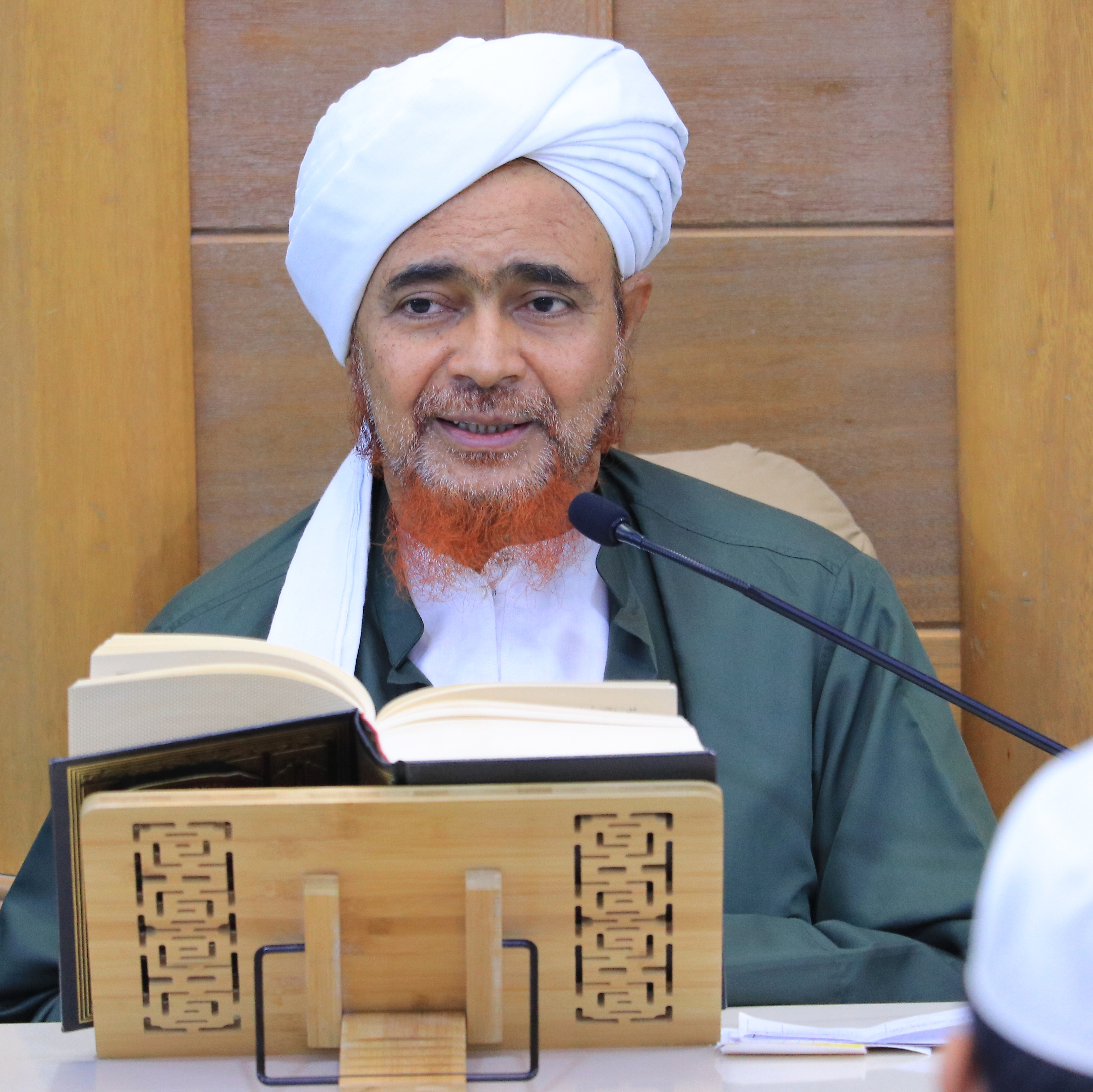 مجلس سماع كتب السنة النبوية بالسند، على العلامة المسند الحبيب عمر بن محمد بن حفيظ مجلس سماع كتب السنة النبوية بالسند، على العلامة المسند الحبيب عمر بن محمد بن حفيظ