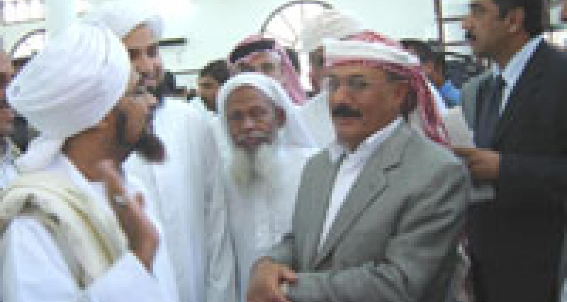 الرئيس أثناء جولته في دار المصطفى برفقة العميد ونائبه الرئيس أثناء جولته في دار المصطفى برفقة العميد ونائبه