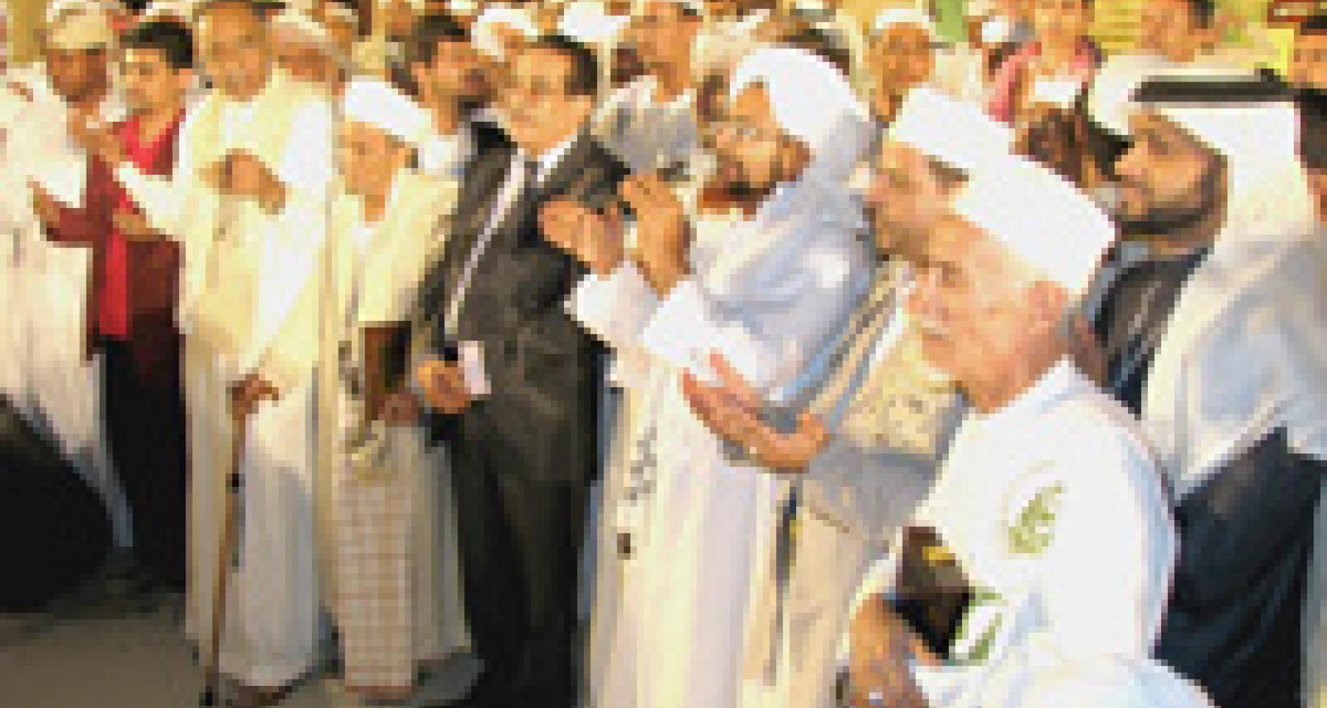الحبيب عمر يختتم فعاليات المهرجان بالدعاء والتوجه إلى الله