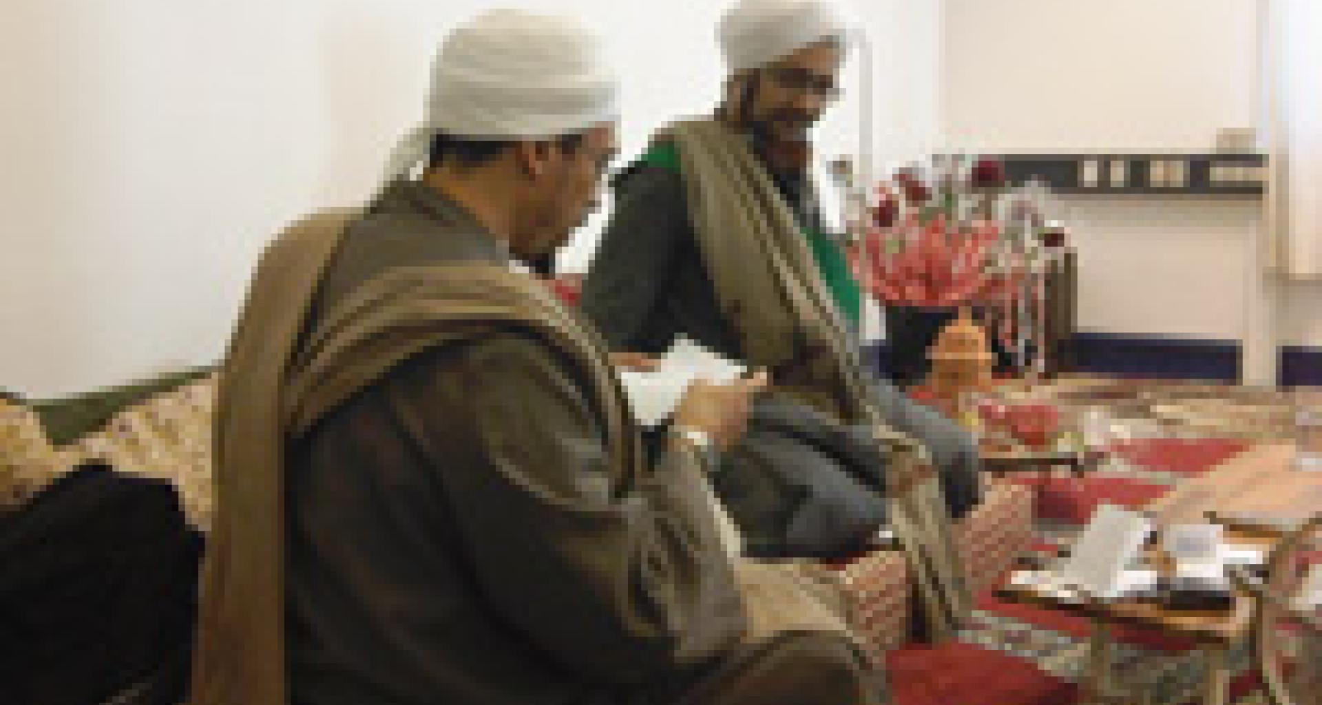 يجيب على أسئلة الطلاب أثناء الدرس