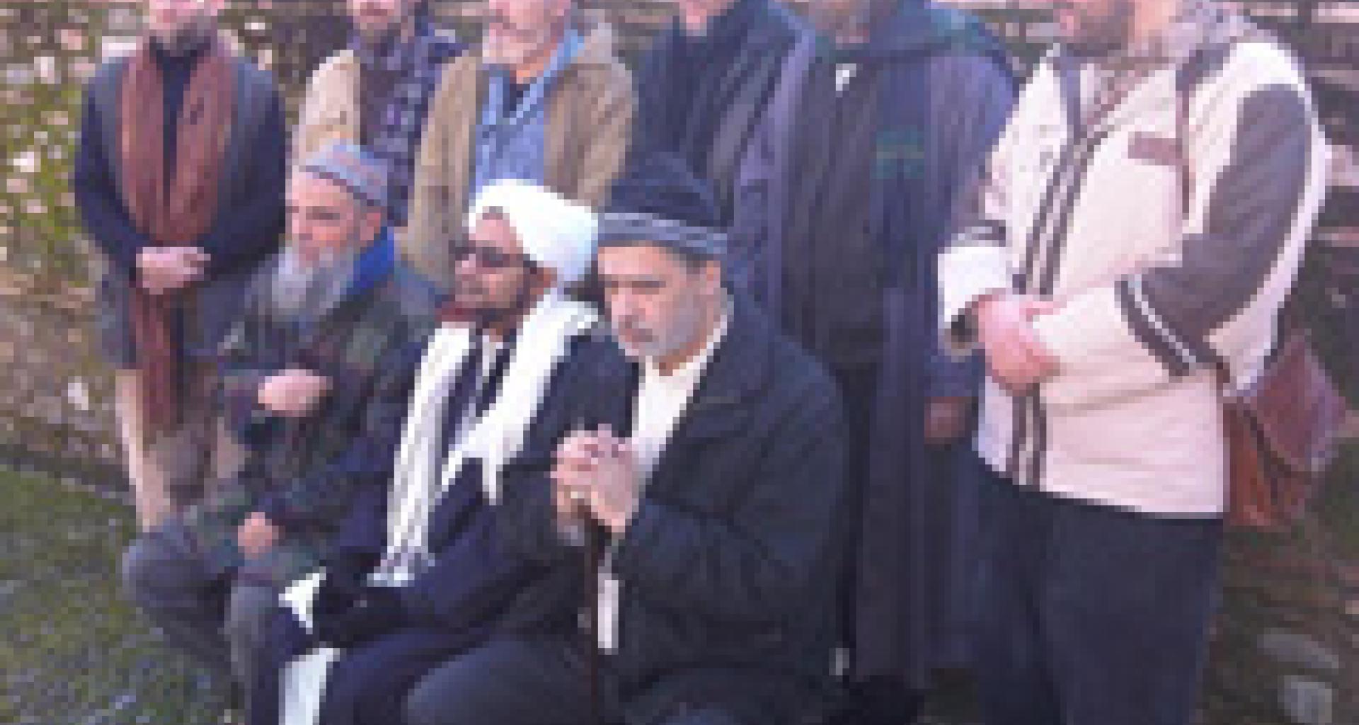 صورة مع عدد من أهل الأندلس