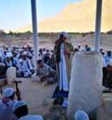مذاكرة الحبيب عمر في مجلس ختم القرآن الكريم في زيارة روضة قارة الشناهزة ومقدمها الإمام شيخ بن أحمد بن يحيى